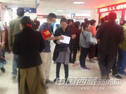 給病人指路的大二學生旦增晉美