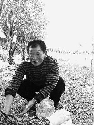 察古光明林卡的經(jīng)營者次仁頓珠今年56歲，是一個非常熱情的人。