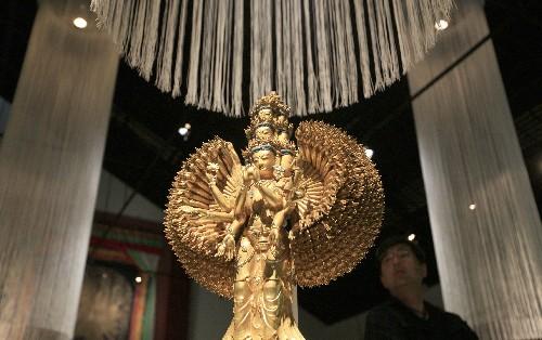7月11日，在日本北海道近代美術館舉行的“圣地西藏珍寶展”上，觀眾觀看國家一級文物——十一面千手千眼觀音菩薩像。當天，介紹西藏文化藝術的“圣地西藏珍寶展”在北海道首府札幌開幕。展覽展出了中國西藏自治區(qū)博物館和布達拉宮等地珍藏的123件珍貴文物，其中包括36件國家一級文物。札幌的展出將持續(xù)到8月23日，之后還將在東京、大阪和仙臺進行巡回展出。 新華社記者任正來攝