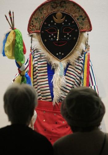 7月11日，觀眾在日本北海道近代美術館舉行的“圣地西藏珍寶展”上觀看展品。當天，介紹西藏文化藝術的“圣地西藏珍寶展”在北海道首府札幌開幕。展覽展出了中國西藏自治區(qū)博物館和布達拉宮等地珍藏的123件珍貴文物，其中包括36件國家一級文物。札幌的展出將持續(xù)到8月23日，之后還將在東京、大阪和仙臺進行巡回展出。 新華社記者任正來攝