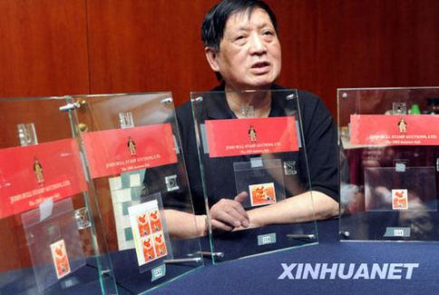 11月1日，“全國山河一片紅”郵票設(shè)計師萬維生在媒體見面會上介紹郵票。