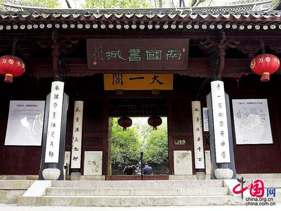 天一閣是中國現存最早的私家藏書樓，據記載也是麻將的創(chuàng)始人清朝時的“甬上聞人”陳魚門，甬是寧波的簡稱，所以這位陳氏先祖是寧波人。陳氏支祠就是陳家的祠堂，所以才將麻將起源陳列館建在這里。