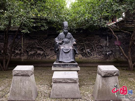 陳魚門“廣交游，琴酒無虛日”，極喜玩耍，精熟紙牌。他因深感紙牌有諸多不便，于同治三年(1846)改為竹骨，繼承碰和牌中的萬、索、筒，共108張，易紅花為綠發(fā)，白花為白板，老千為紅中，名“三箭”，各4張，各4張，共12張，增“東、南、西、北”四風，各4張，共16張。由此形成了當時流行的136張一副的麻將。李中華攝影
