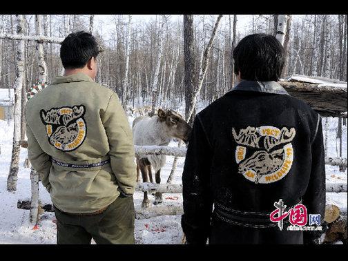 鄂溫克人喜歡鹿，就連衣服背后的圖案都是可愛的馴鹿。天高攝影