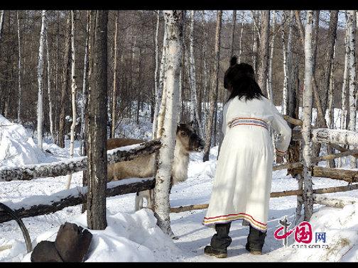 每次出入都要用木頭把門插上，防止馴鹿進到院子里。天高攝影