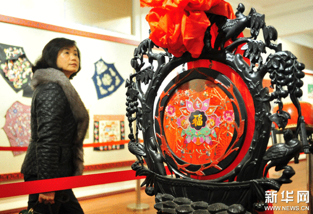 （3）2月9日，一位市民在觀看一款漆器。