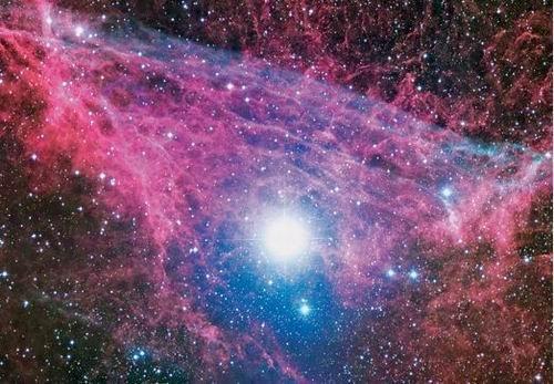 恒星爆炸形成超新星，產(chǎn)生難以置信的明亮光線，恒星殘留物與它軌道上的氣體和灰塵碰撞將釋放出光形式能量。這些炙熱氣體就是著名的超新星殘留物。這是船帆星座內(nèi)超新星，這個(gè)超新星爆炸時(shí)直徑膨脹至55光年。船帆星座內(nèi)超密集灰塵云中有一個(gè)“船帆脈沖星”，每秒旋轉(zhuǎn)11次。