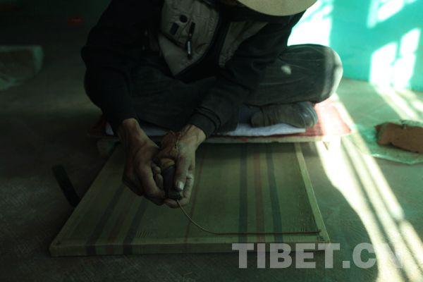 頓珠從牛角里擠出藏香泥，開始塑形