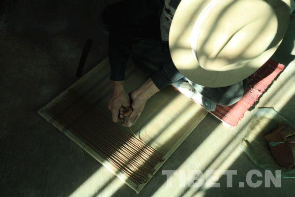 頓珠小心翼翼，將一條條藏香塑在模板上