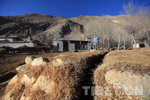 活水從這個溝里向下流，帶動下面的水車轉(zhuǎn)動，將插在上面的木段打磨成木泥