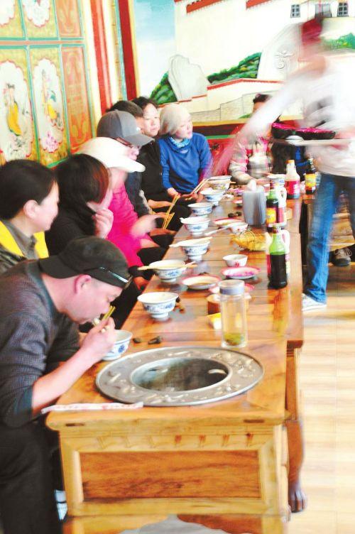 我們進(jìn)入面館的時候，里面熱鬧非凡。