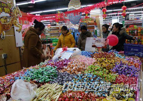 圖為2月16日，市民在樂(lè)天超市購(gòu)買(mǎi)糖果。 李瑞偉 攝