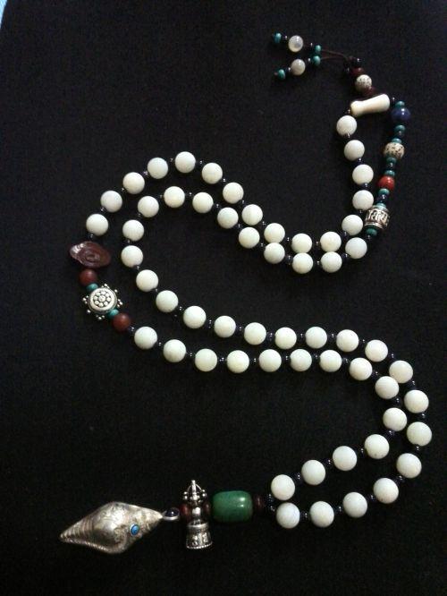 兩端均可作為吊墜，可為手環(huán)，可為項(xiàng)鏈。價(jià)格：￥1200