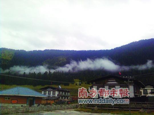 清晨，扎西崗村白云飄蕩