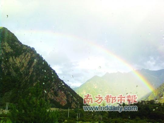 在巴松錯(cuò)透過(guò)車窗拍到的彩虹