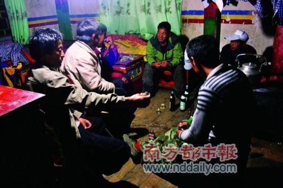 在次仁家的火爐邊烤火，喝拉薩啤酒和紅星二鍋頭，愜意非常。