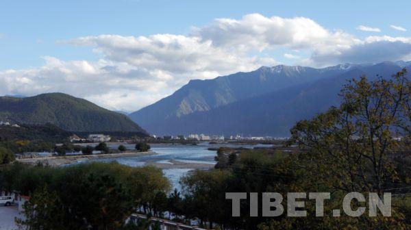民俗村觀景臺(tái)上遙望尼洋河和八一鎮(zhèn)