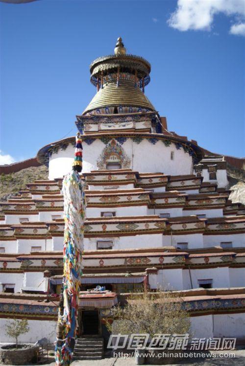 白居寺內的十萬佛塔  彭月圓 攝