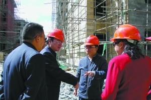 管委會(huì)工作人員在工地現(xiàn)場(chǎng)辦公。