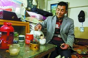  在八一農(nóng)場(chǎng)的傳達(dá)室，達(dá)娃品著甜茶，享受午后靜謐的時(shí)光。