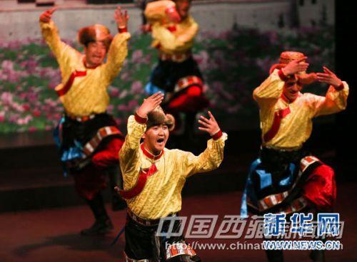 10月25日晚，在德國(guó)慕尼黑，中國(guó)西藏自治區(qū)山南地區(qū)藝術(shù)團(tuán)演員表演藏民族舞蹈。