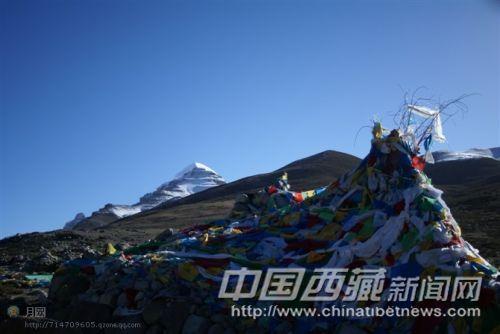 潔白的岡仁波齊與彩色的經(jīng)幡相互輝映。 彭月圓 攝