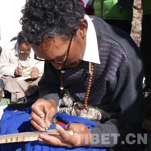 雕刻傳承人色曲正在參加比賽。攝影：劉潔