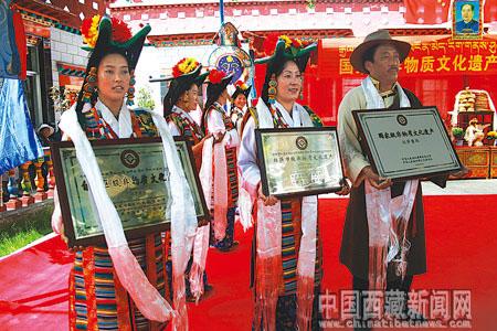 2009年6月23日，在授牌儀式上，拉薩城關(guān)區(qū)娘熱鄉(xiāng)民間藝術(shù)團的姑娘小伙子們再次跳起“拉薩朗瑪”。