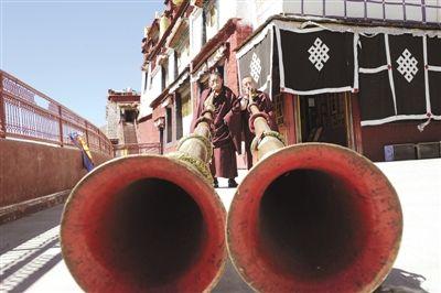  1、直孔噶舉派宗教音樂傳承人倫白（左）與僧人貢覺旺杰切磋長號吹奏技藝。 西藏日報記者 楊正林 攝
