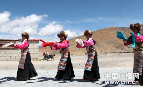 表演甲諧的女演員身著藏族女性的傳統(tǒng)服裝，手持哈達，邊歌邊舞。記者李洪濤 攝