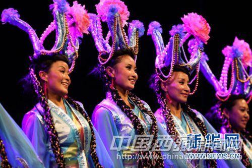 作為“2013德國?中國西藏文化周”的一部分，中國西藏自治區(qū)山南地區(qū)藝術(shù)團(tuán)當(dāng)晚通過民歌、舞蹈、服飾表演等形式，向現(xiàn)場數(shù)百名觀眾展示了豐富多彩的藏民族文化。