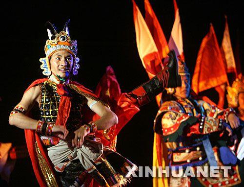 2007年7月26日，在英國首都倫敦，中國西藏色達(dá)格薩爾王藏劇團(tuán)的演員表演藏劇《格薩爾王》。該劇把藏族民歌、舞蹈、圣歌、游戲等傳統(tǒng)藝術(shù)形式與時尚元素融為一體，向觀眾展示了藏族史詩《格薩爾王傳》的不朽傳奇和藏戲的獨特魅力。 新華社記者 謝秀棟 攝