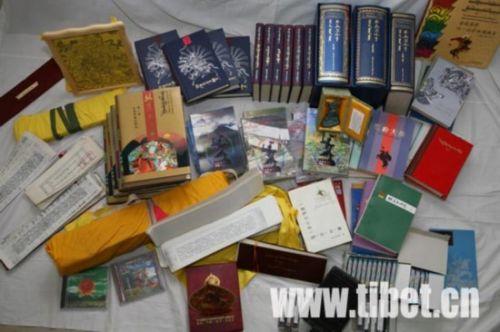 格薩爾研究相關(guān)的文本資料。任春生攝，諾布旺丹供圖。