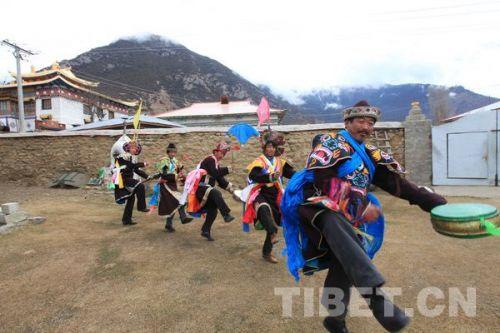 2012年12月21日，桑杰次仁（右前）帶領(lǐng)村民跳米納羌姆舞蹈　攝影：姚浩然