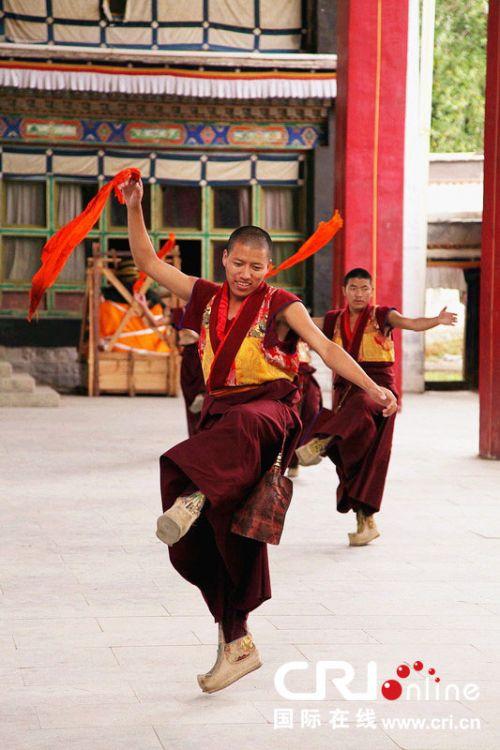 扎什倫布寺羌姆表演。