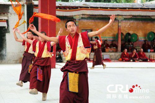 扎什倫布寺羌姆表演。
