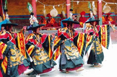扎什倫布寺羌姆表演。