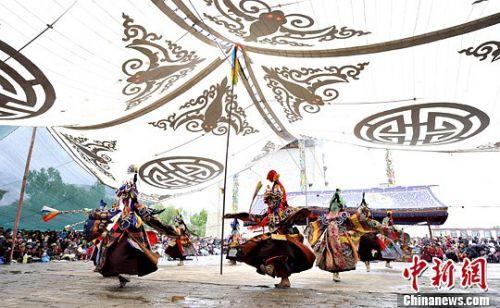 西藏山南地區(qū)桑耶寺僧人表演神舞。（李林/攝）
