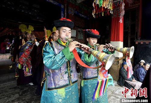 西藏山南地區(qū)桑耶寺僧人在神舞表演前吹響嗩吶。（李林/攝）