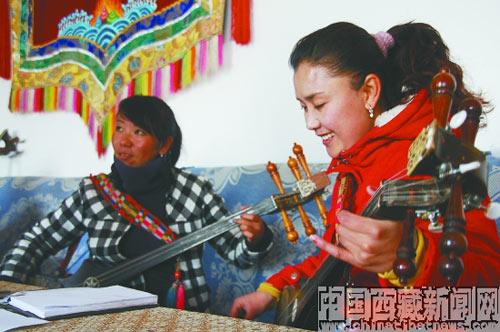 龍日的學(xué)生在認(rèn)真學(xué)習(xí)扎年琴。龍日希望，學(xué)生們能將扎年琴聲帶到更遙遠(yuǎn)的地方。 記者 沈未蘭 攝