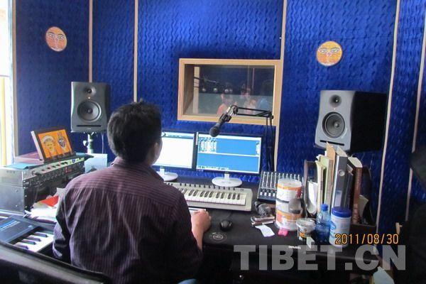 在自己的音樂工作室，金巴實現(xiàn)了自己的夢想