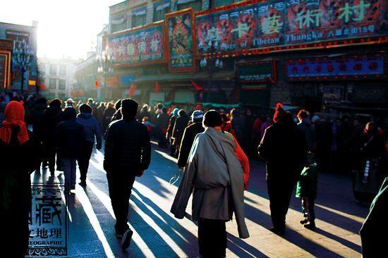 一到冬季，各地藏民都來(lái)到大昭寺的八廓街上傳經(jīng)，朝佛。