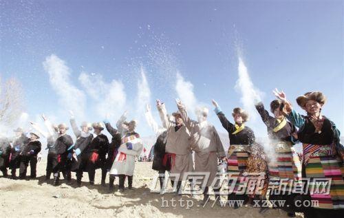 達(dá)孜縣德慶鎮(zhèn)桑珠林村開耕儀式現(xiàn)場。記者 旦增攝