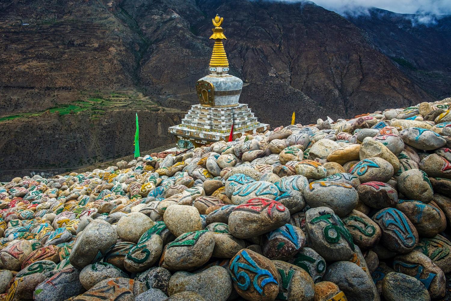 洛扎卓窩隆寺佛塔和瑪尼堆