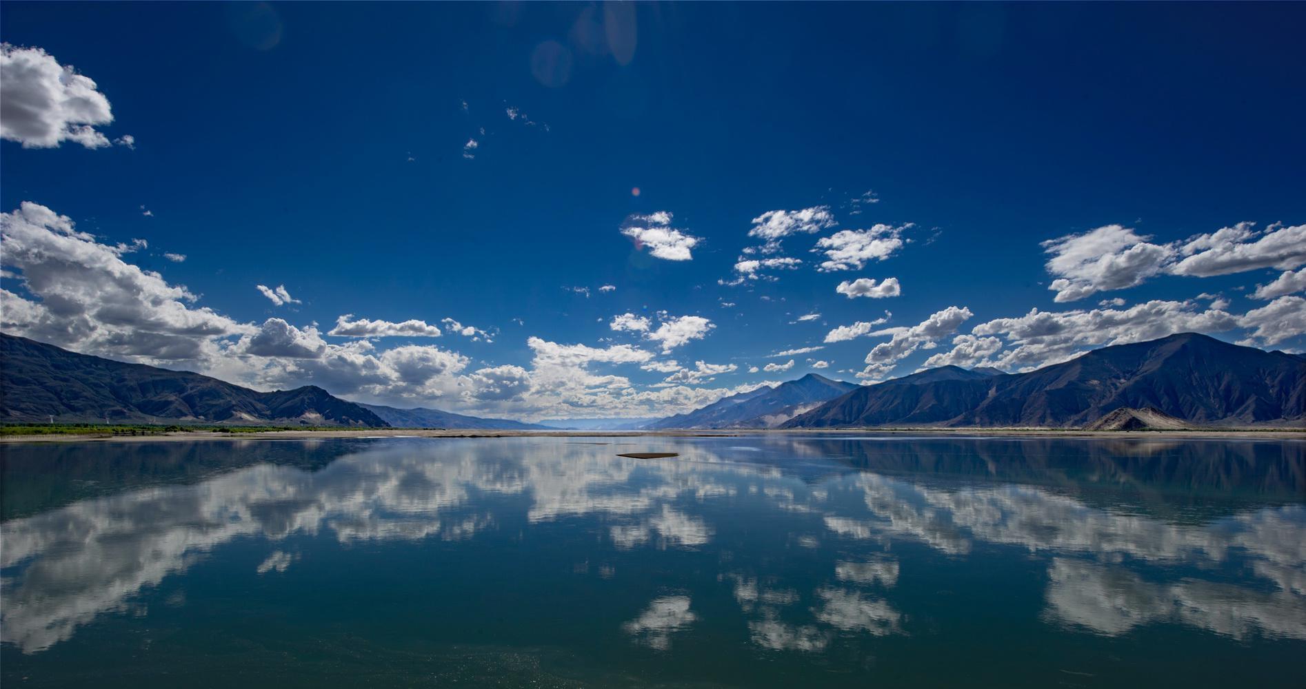雅魯藏布江：是中國最長的高原河流，該江流至山南一帶叫雅?。ㄒ蛏侥系貐^(qū)有條雅隆曲得名），因此，才稱這條河流為雅隆藏布。向進福攝