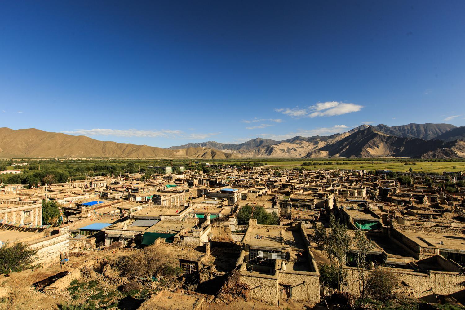 山南地區(qū)貢嘎縣轄鎮(zhèn)。杰德秀是聞名的“圍裙之鄉(xiāng)”，也是“八大古鎮(zhèn)”之一。杰德秀，系藏語“口齒伶俐”之意。曾名姐得秀、杰得雪等。許偉華攝