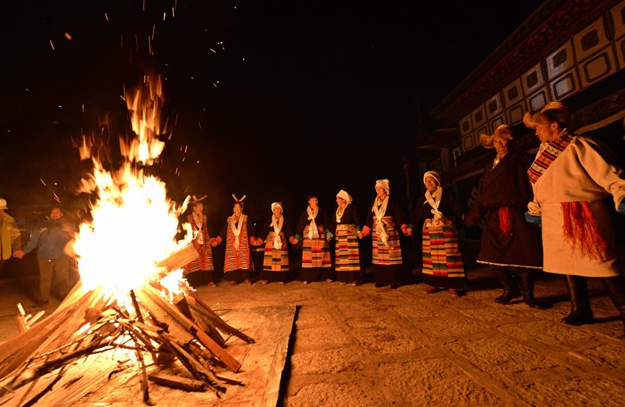 11月12日，內(nèi)地游客和藏族群眾一起圍著篝火跳鍋莊。 近日，由拉薩市旅游局等主辦的“冬游藏家·拉薩人家體驗(yàn)游”活動(dòng)在拉薩老城區(qū)及周邊縣鄉(xiāng)開展，為游客提供了一次體驗(yàn)雪域高原冬季獨(dú)特魅力的機(jī)會(huì)。 新華社記者 劉東君 攝