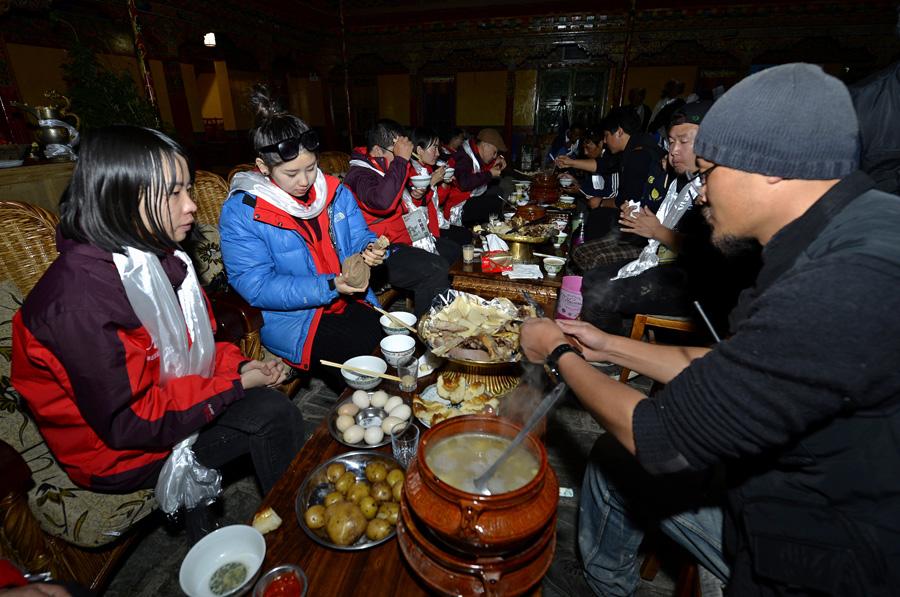 11月12日，內(nèi)地游客在拉薩市林周縣的藏式家庭旅館內(nèi)，享用豐盛的藏家宴。 近日，由拉薩市旅游局等主辦的“冬游藏家·拉薩人家體驗(yàn)游”活動(dòng)在拉薩老城區(qū)及周邊縣鄉(xiāng)開展，為游客提供了一次體驗(yàn)雪域高原冬季獨(dú)特魅力的機(jī)會(huì)。 新華社記者 劉東君 攝
