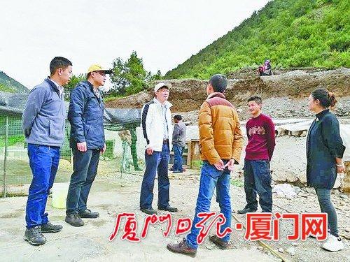 援藏干部肖衛(wèi)東（左一）、周奕麟（左二）和陳曉東（左三）在周焱山鴨棚調(diào)研。