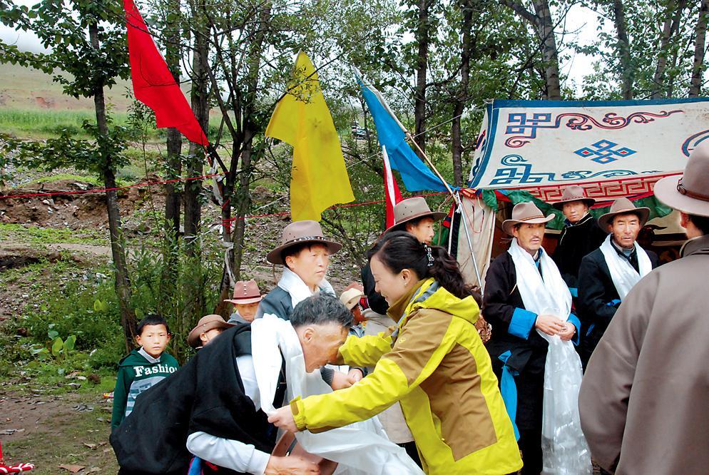 自治區(qū)創(chuàng)先爭(zhēng)優(yōu)強(qiáng)基惠民活動(dòng)駐日喀則市江孜縣納如鄉(xiāng)工作隊(duì)隊(duì)員（區(qū)黨委網(wǎng)信辦派駐）正在慰問困難群眾。自治區(qū)強(qiáng)基辦供圖